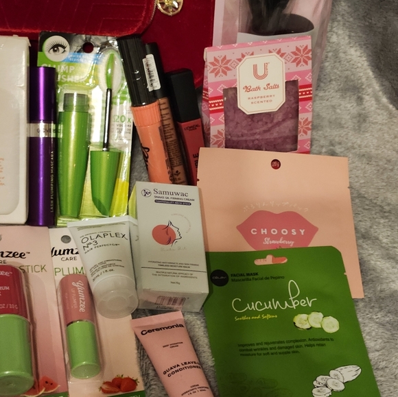 Estee Lauder Limited Edition Red Velvet Cosmetic Bag Skincare and Makeup Bundle - Picture 4 of 8